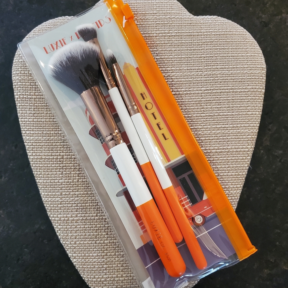 Luxie Por La Noche cosmetic brush set (Set Of 3 - Blush, Concealer, Angle)